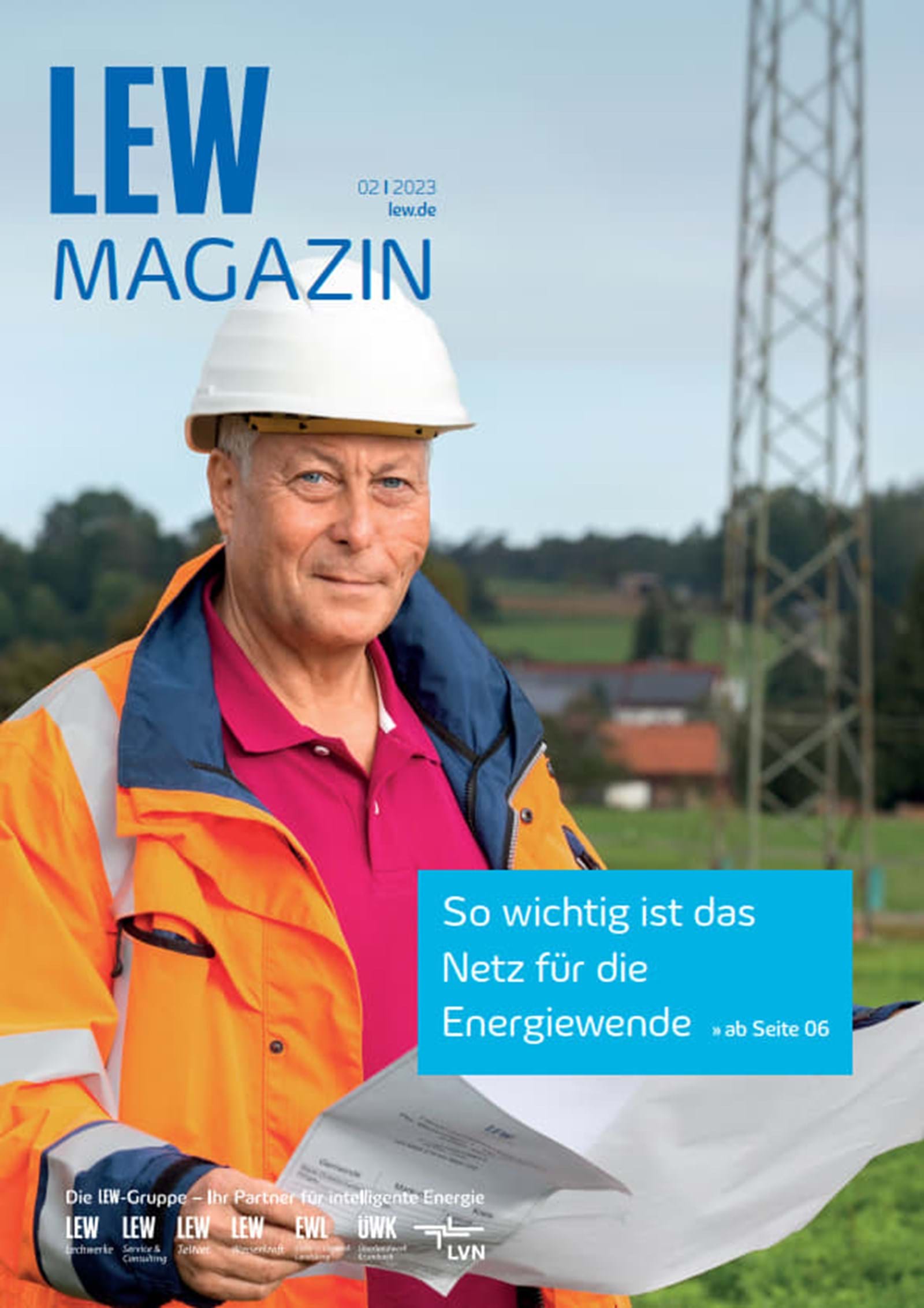LEW Magazin Cover Ausgabe 02-2023: LVN Mitarbeiter in Sicherheitskleidung mit Bauplan vor einem Strommast